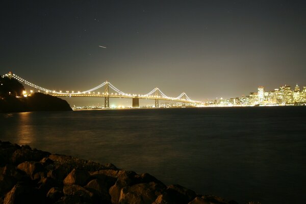 Ciudad nocturna junto al río