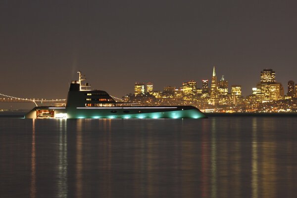 Seper Mega-Yacht in den Abendlichtern an der Brücke