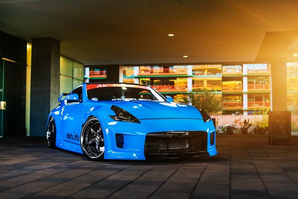 Voiture tuning bleu Nissan 370Z