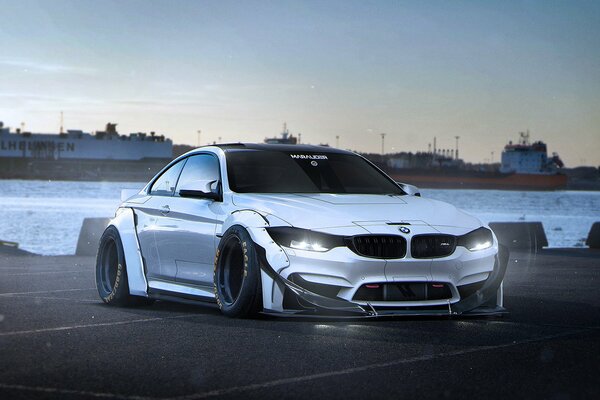 Ein Auto. Silberner BMW m 4 am Wasser