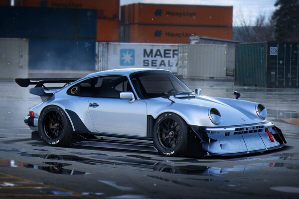 Porsche voiture blanche en acier dans la course sur fond de conteneurs