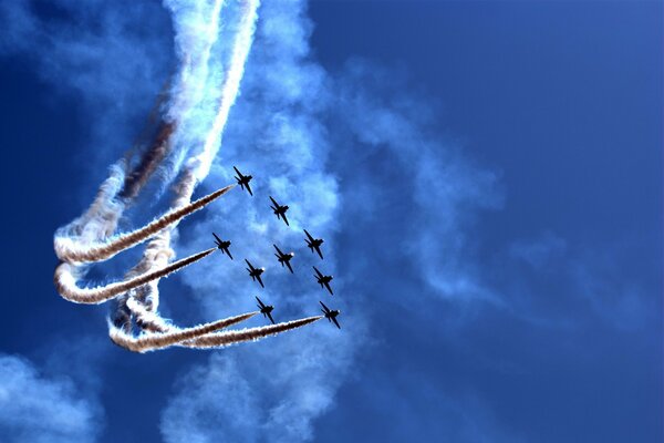 Rastro de aviones en el cielo de la nube