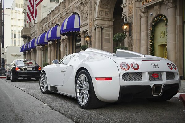 Buggati blanc garé près du bâtiment