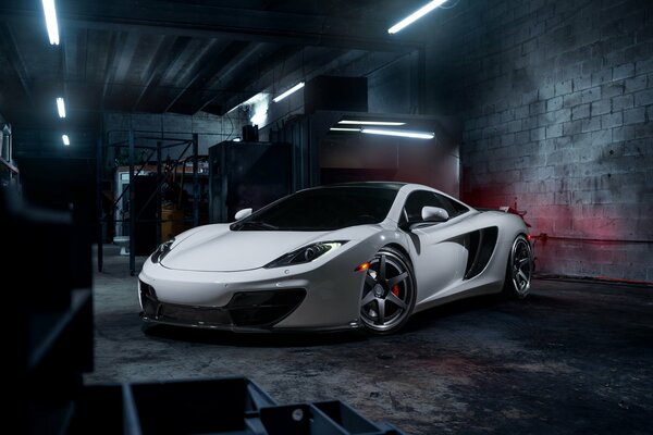 Белый суперкар McLaren mp4-12c с литыми дисками