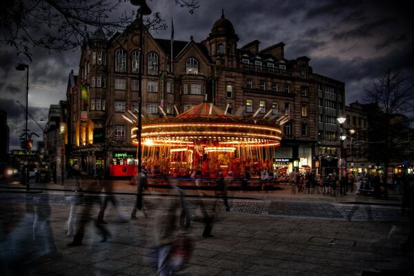 Carrousel de nuit dans les lumières sur la rue de la ville