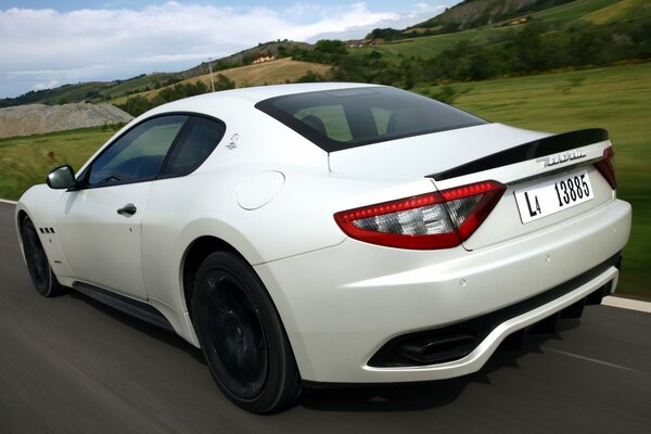 Blanco Maserati Granturismo en la carretera