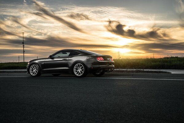 Photo black ford avant on sunset background