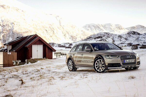 Nowe Audi Quattro w zimowych górach