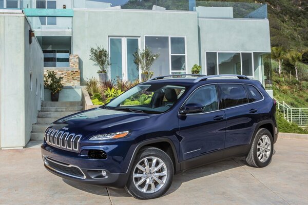 Jeep bleue dans la cour d une maison de campagne