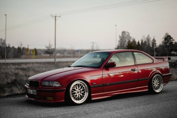 BMW rouge E36 série 3 freiné sur la route