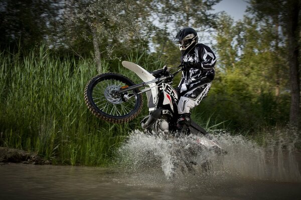 Motocicleta en la entrada de agua motocross