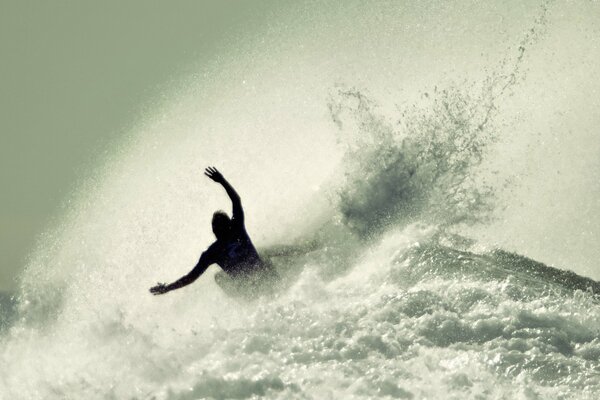 Couper les vagues de la mer sur le surf