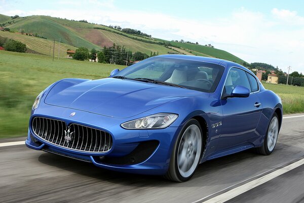 Bleu Maserati Granturismo à la vitesse