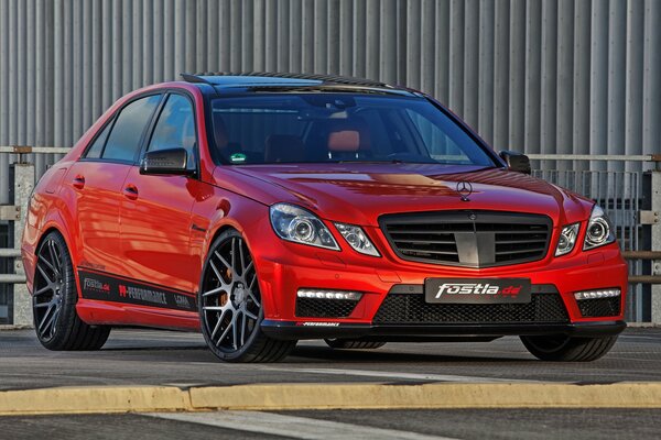 Roter Mercedes-Benz E63 AMG W212