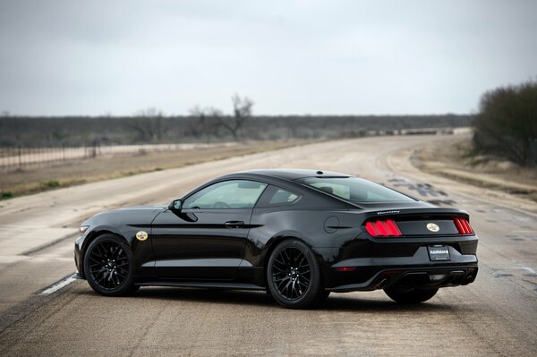 Ford Mustang steht mit gedrehtem Lenkrad quer zur Straße