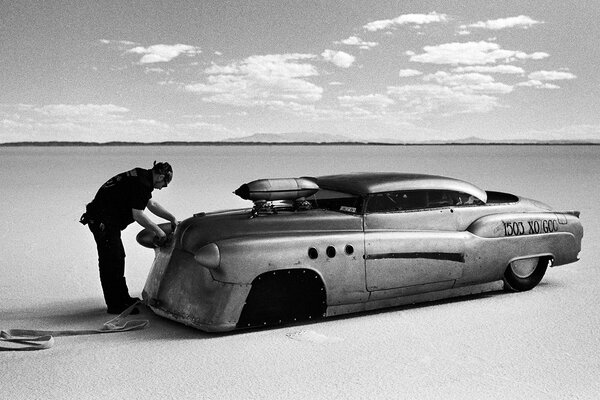 Coche deportivo en el desierto de arena