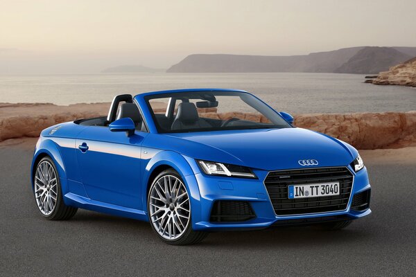 Blauer audi tt am Meer Hintergrund