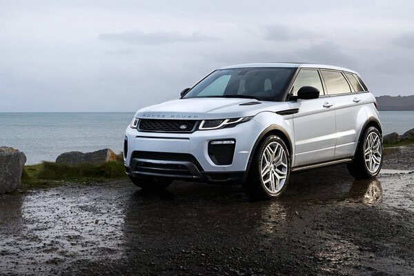 Range Rover color argento, dietro il mare