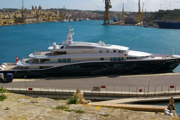 Yacht di lusso in una piccola baia