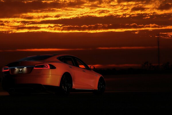 Voiture Tesla sur fond de beau coucher de soleil