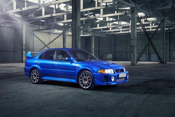 Mitsubishi Lancer Evolution V bleu dans le garage