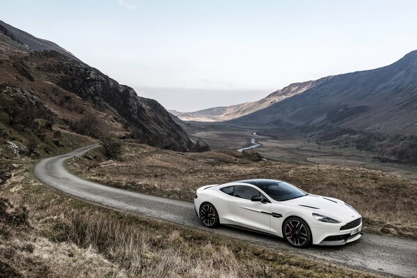 Un coche blanco conduce por la carretera