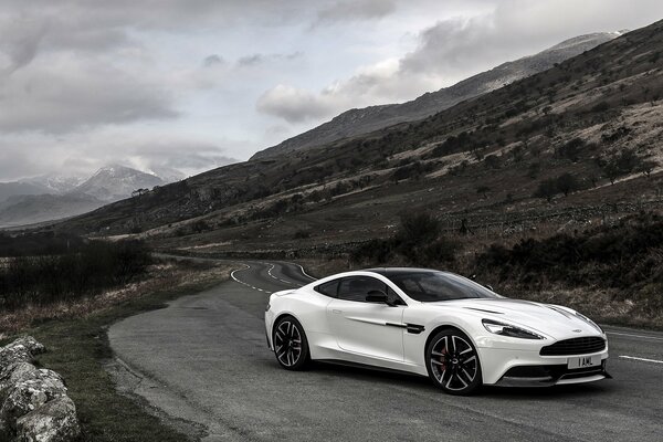 Белый aston martin в Великобритании