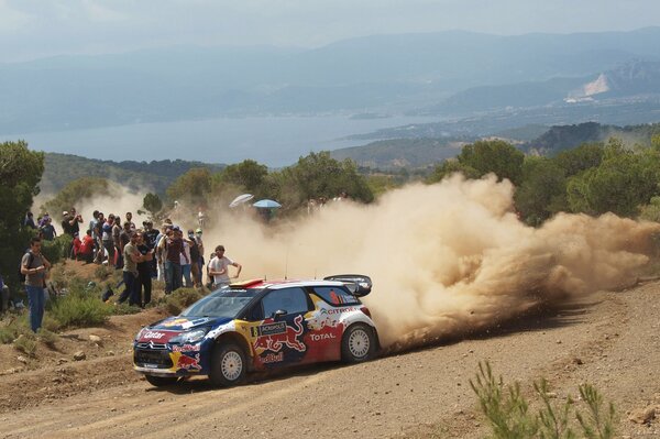 Citroen-Rennfahrer driftet bei der Rallye, zerstreut Staub