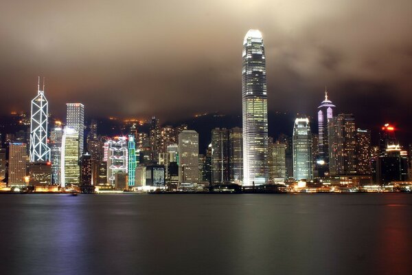 Luces nocturnas de los rascacielos de Hong Kong