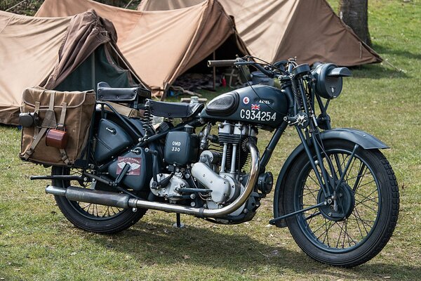 Ein Armeemotorrad aus dem Zweiten Weltkrieg steht auf dem Feld