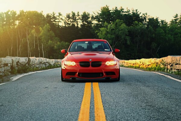 Ein roter BMW steht auf der Strecke auf einer gelben Doppelmarkierung