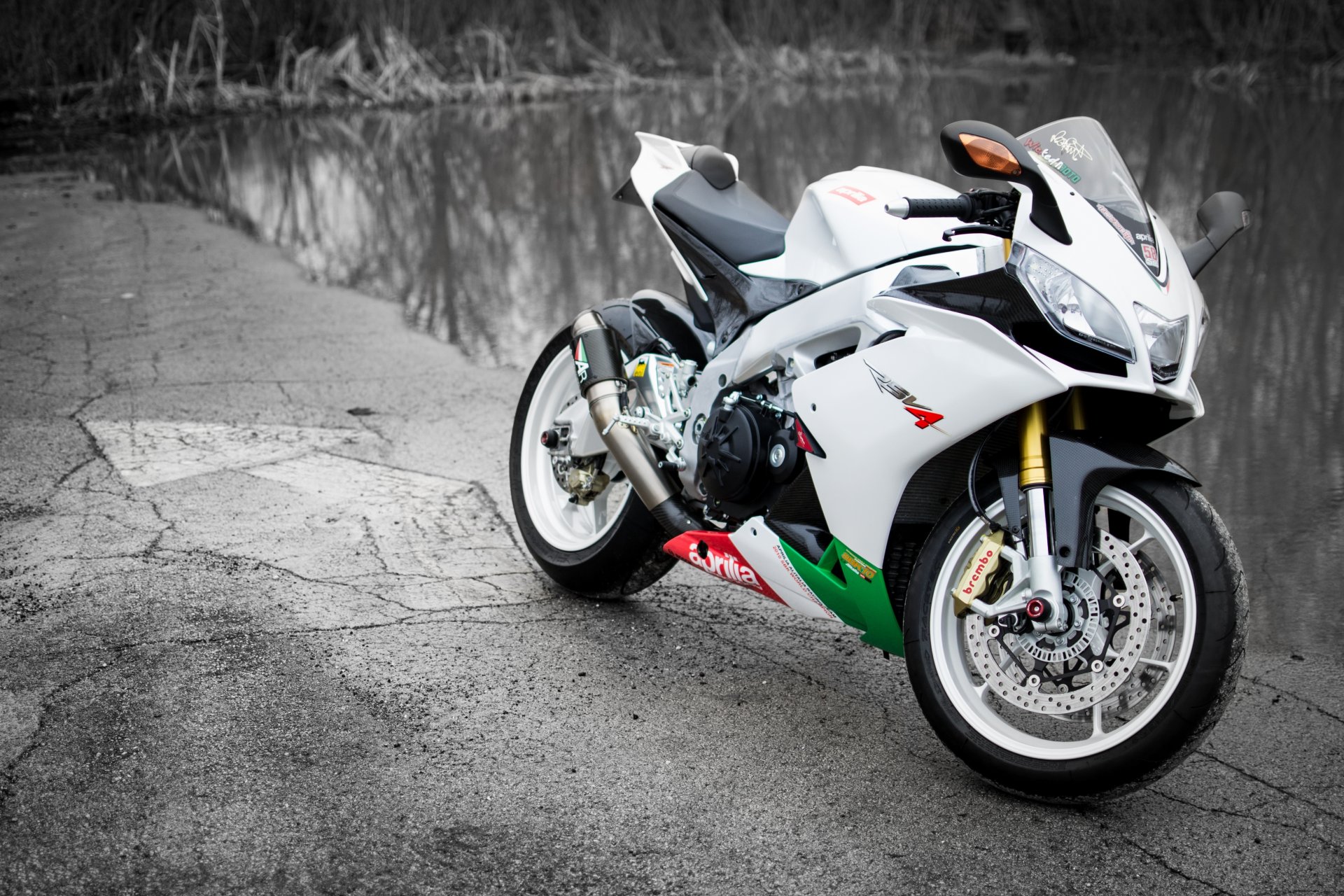 aprilia rsv4 blanco bicicleta supersport aprilia motocicleta cuerpo de agua