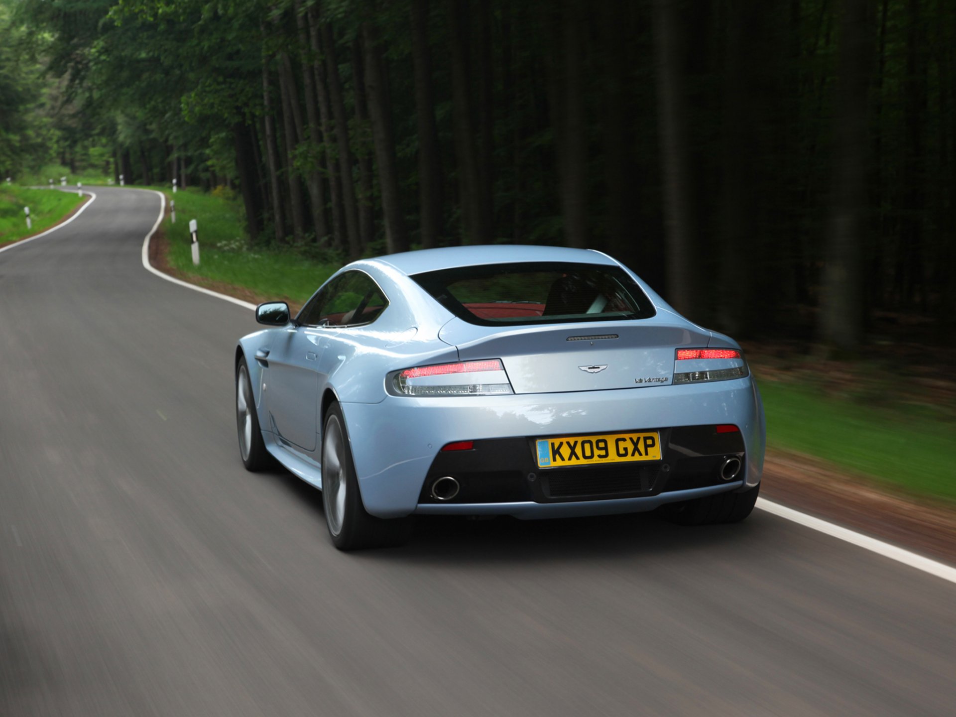 aston martin v12 vantage auto vista posteriore