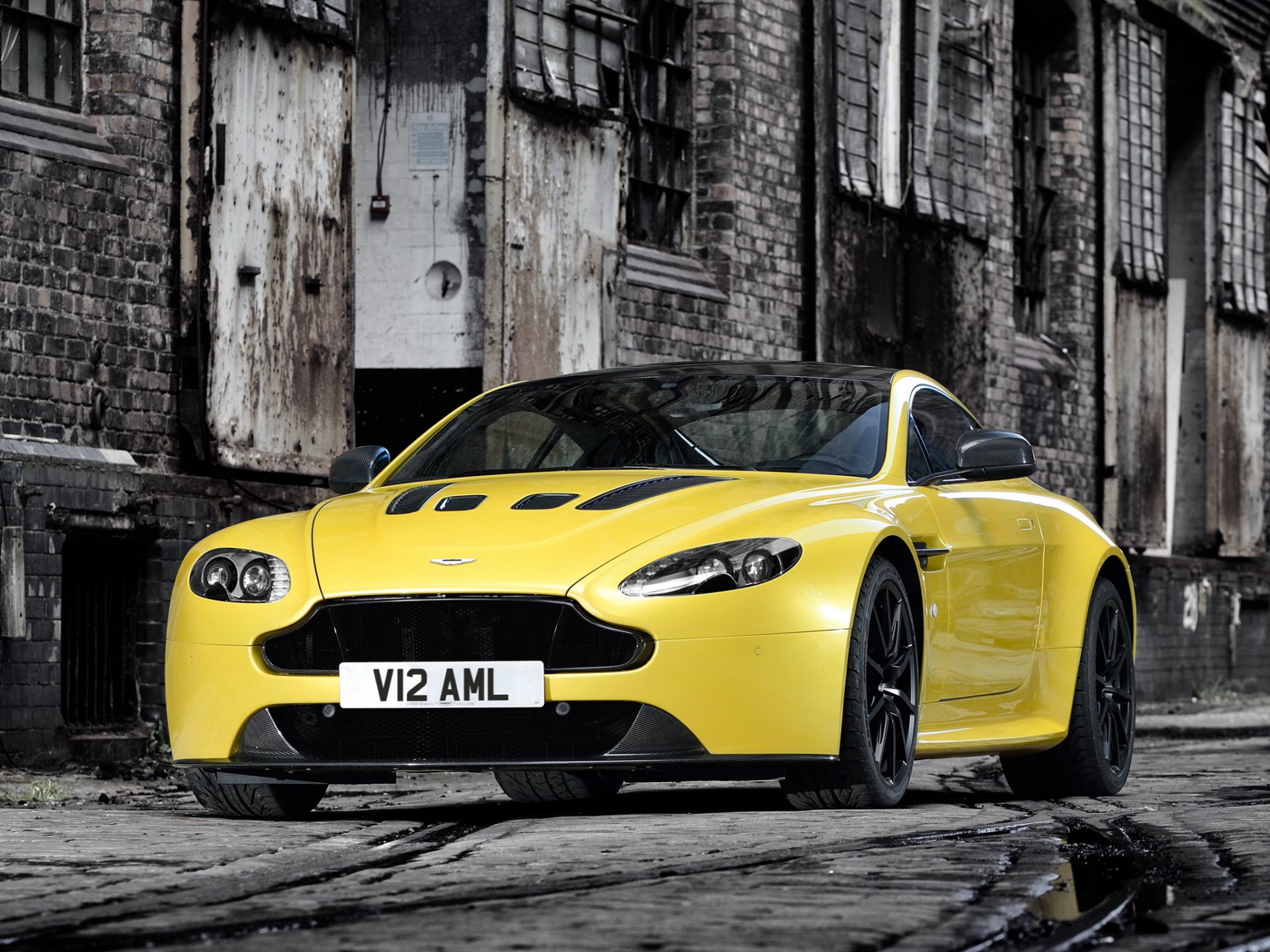 aston martin v12 vantage s auto avant jaune avant