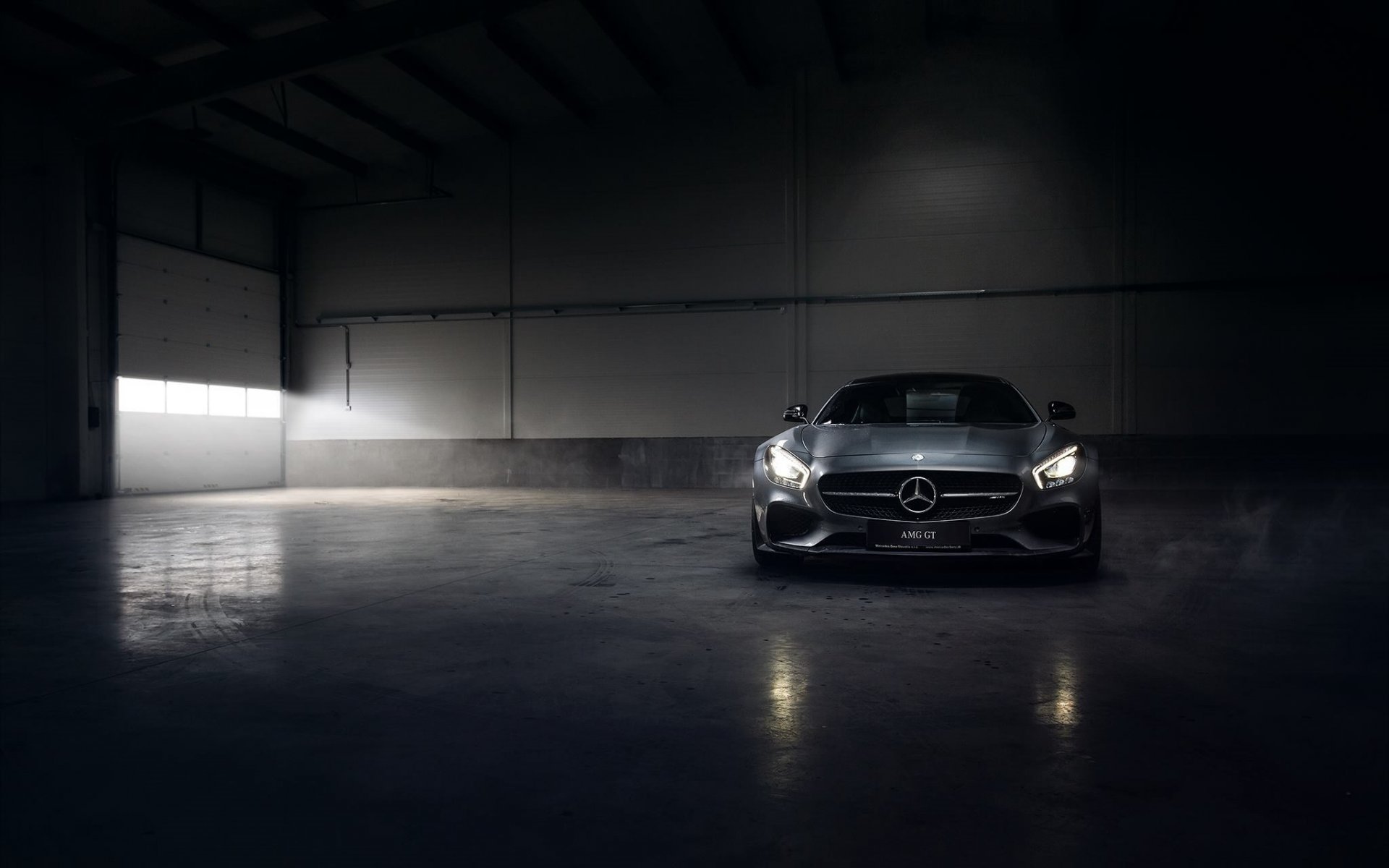 mercedes-benz amg gt silber farbe motor hangar rauch vorne