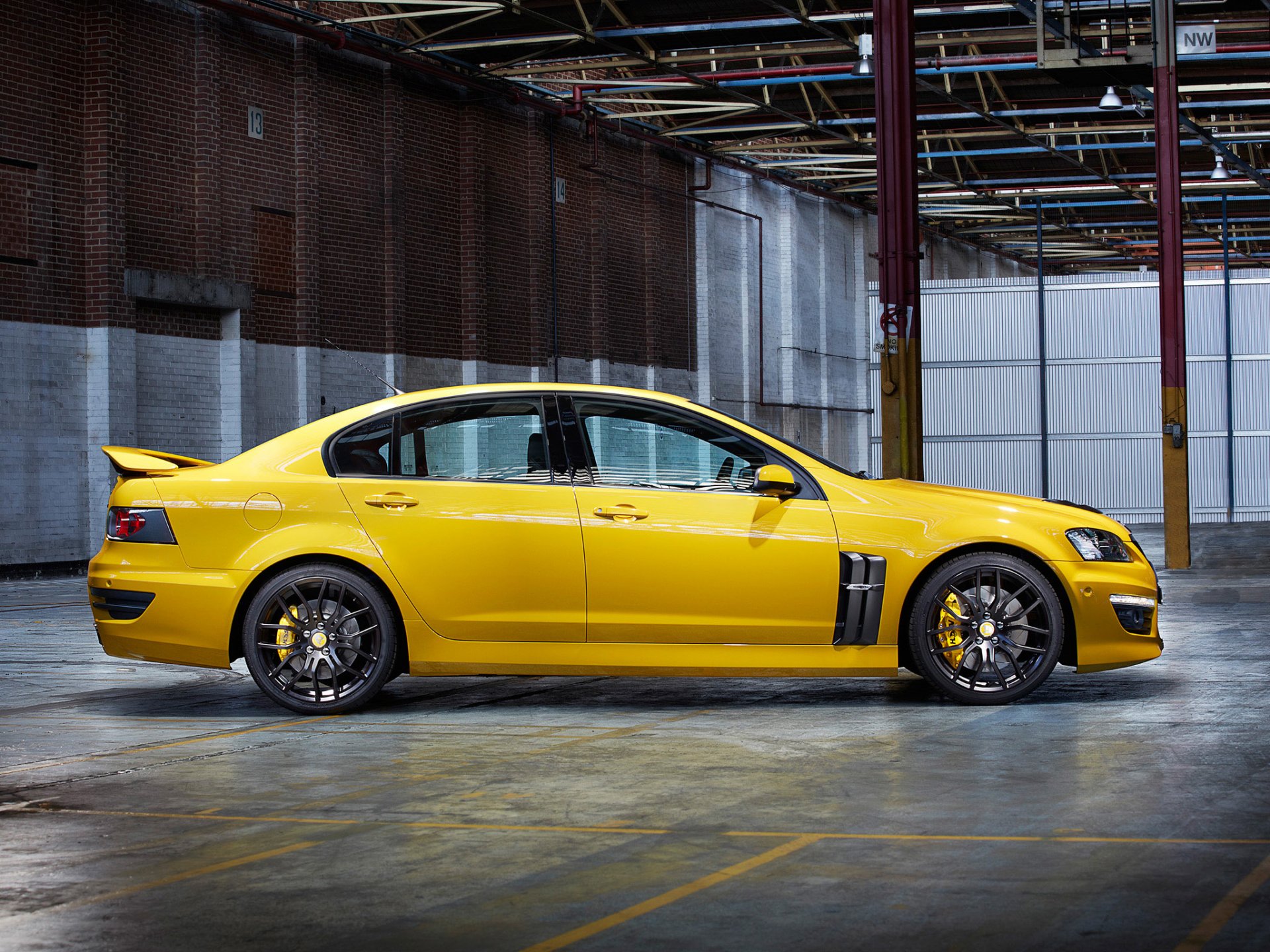 holden hsv gts giallo capannone garage posto auto coperto