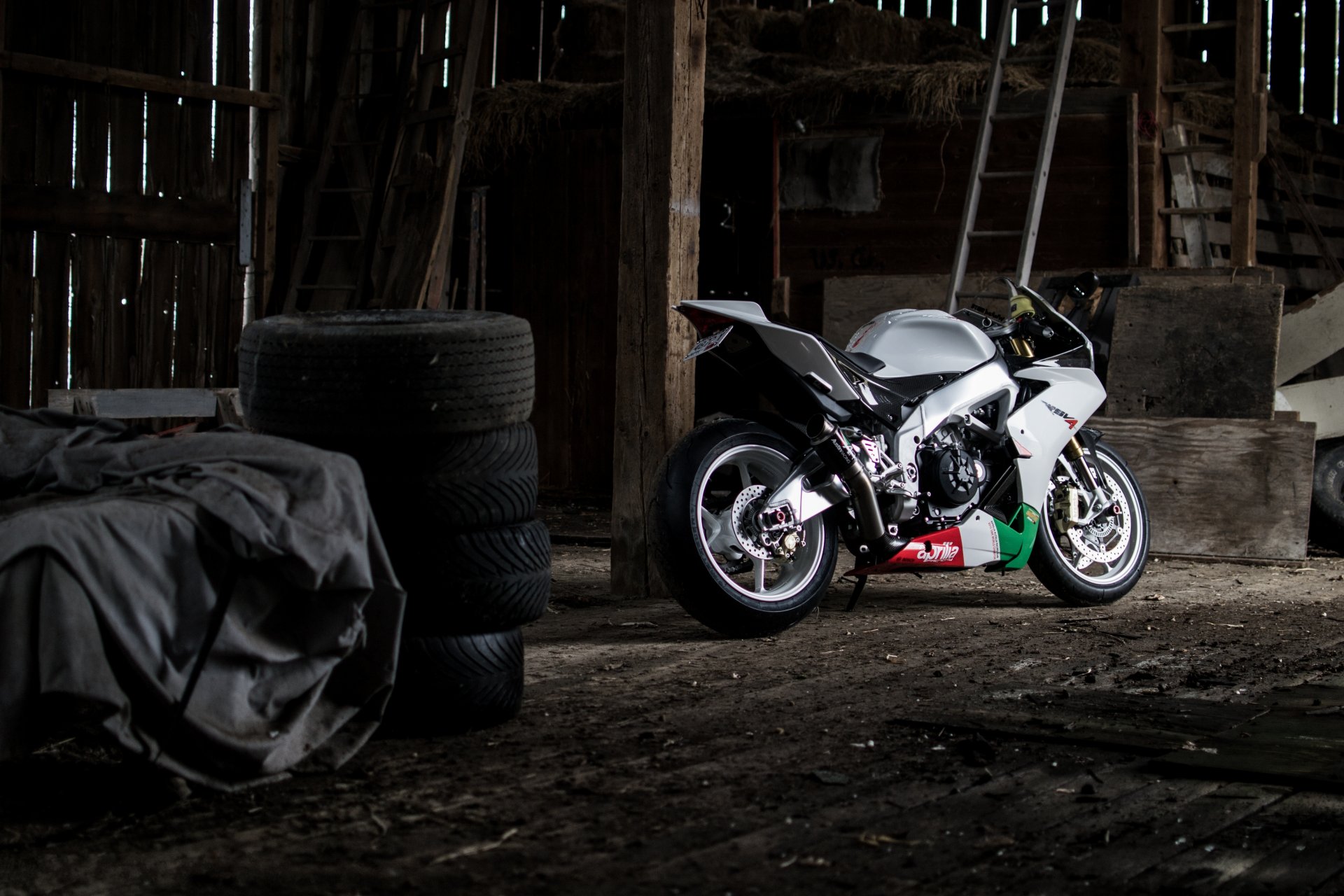 aprilia rsv4 biały rower aprilia opony motocyklowe