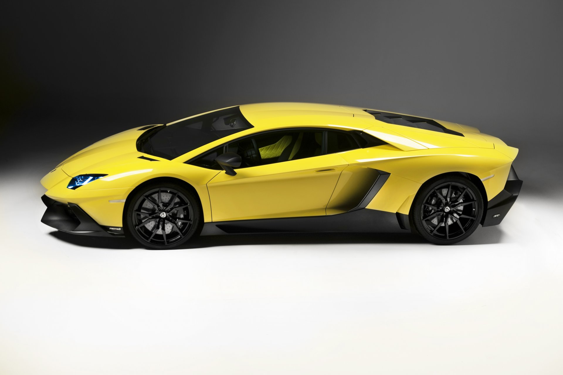 lamborghini aventador lp700-4 edizione 50 anniversario vista laterale auto giallo