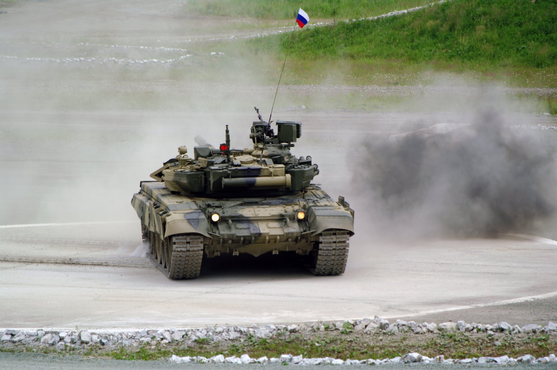 tank t-90 deponie militärische ausrüstung russland flagge staub rauch gras grüns straße