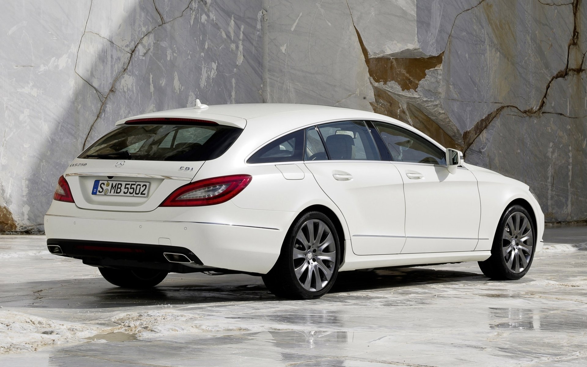 mercedes cls cdi shooting brake mercedes cls station wagon white rear view granite background