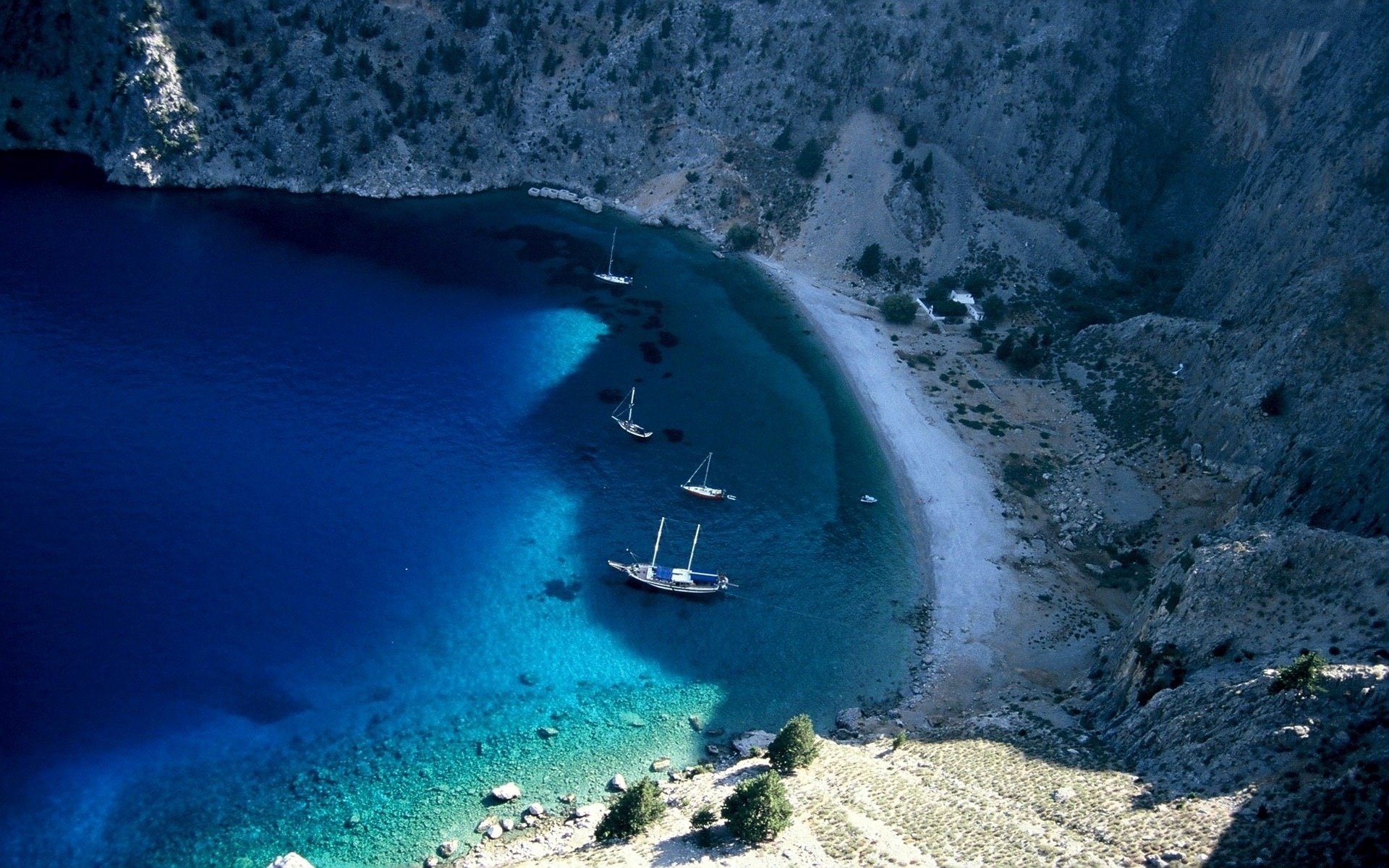 baie côte mer yachts lagon bleu montagne eau