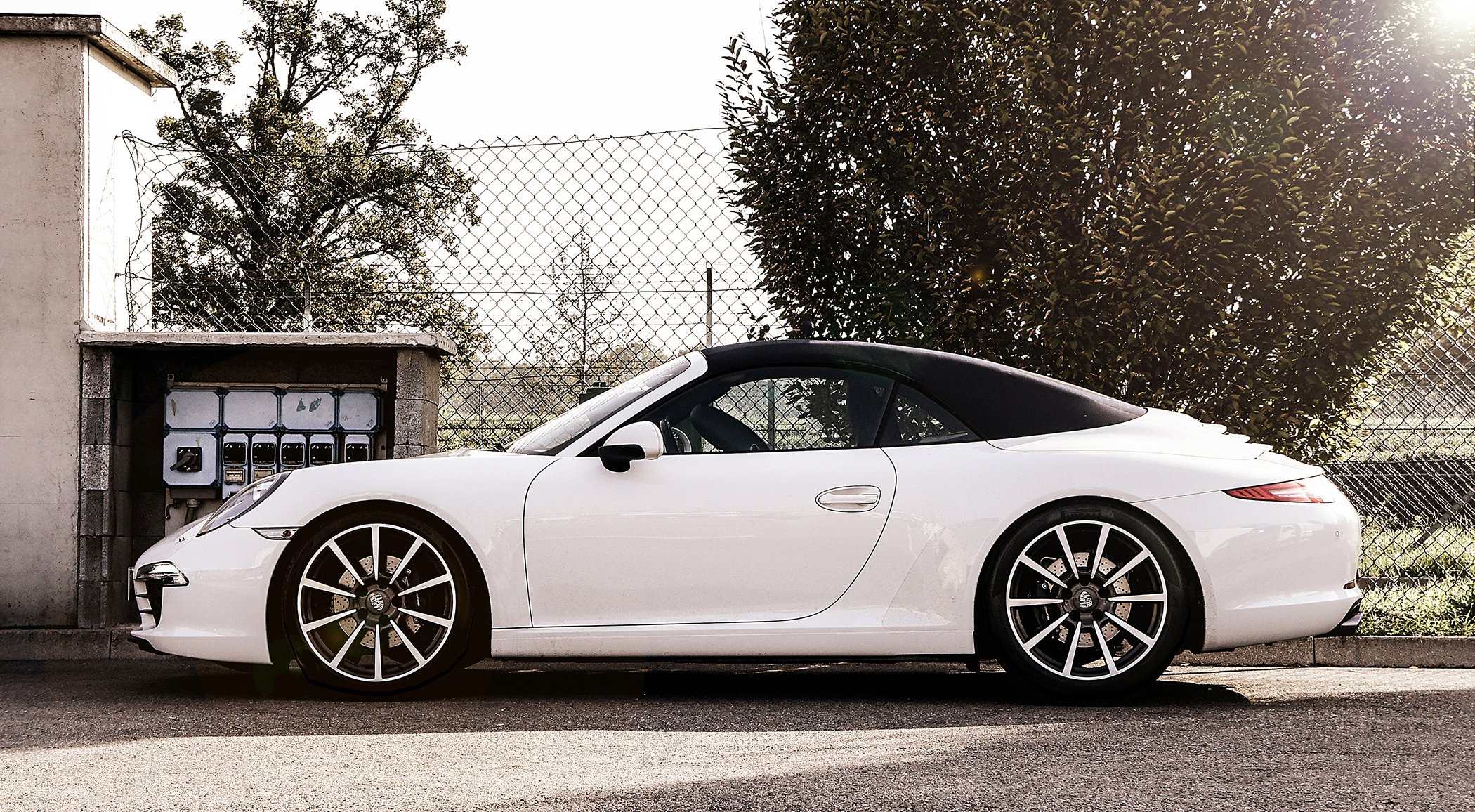 porsche carrera cabriolet blanc soleil arbre porsche clôture arbres