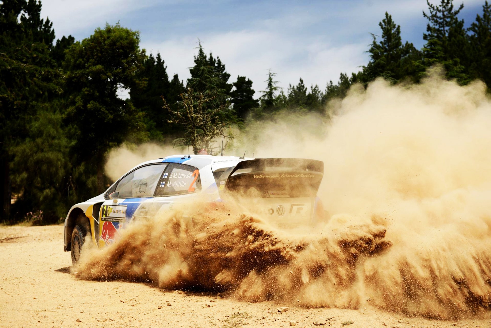 volkswagen polo cmr rallye auto ancêtre blanc vitesse dérapage poussière jour forêt jari-matti latvala