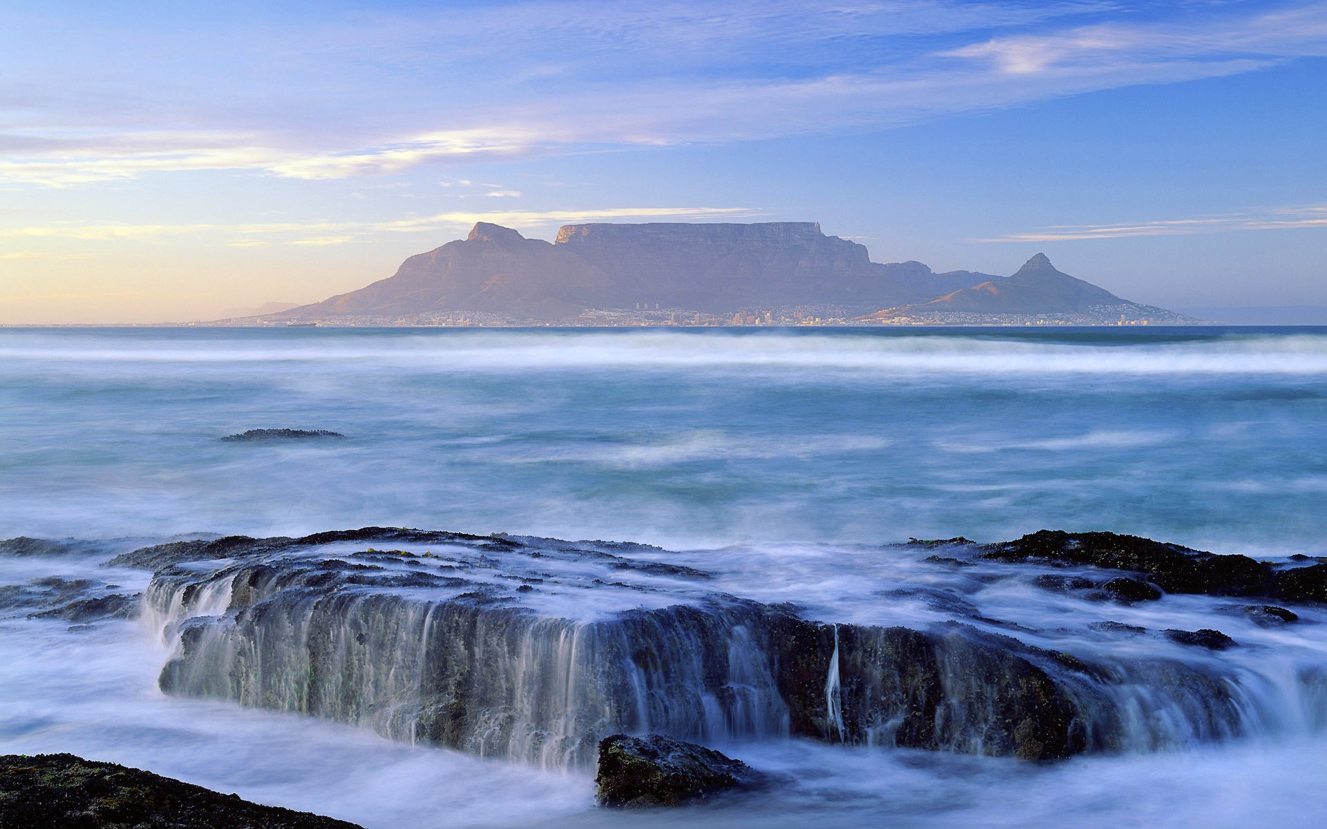 stadt in der ferne stromschnellen meer nebel himmel berg afrika wolken wasser verdunstung dunst