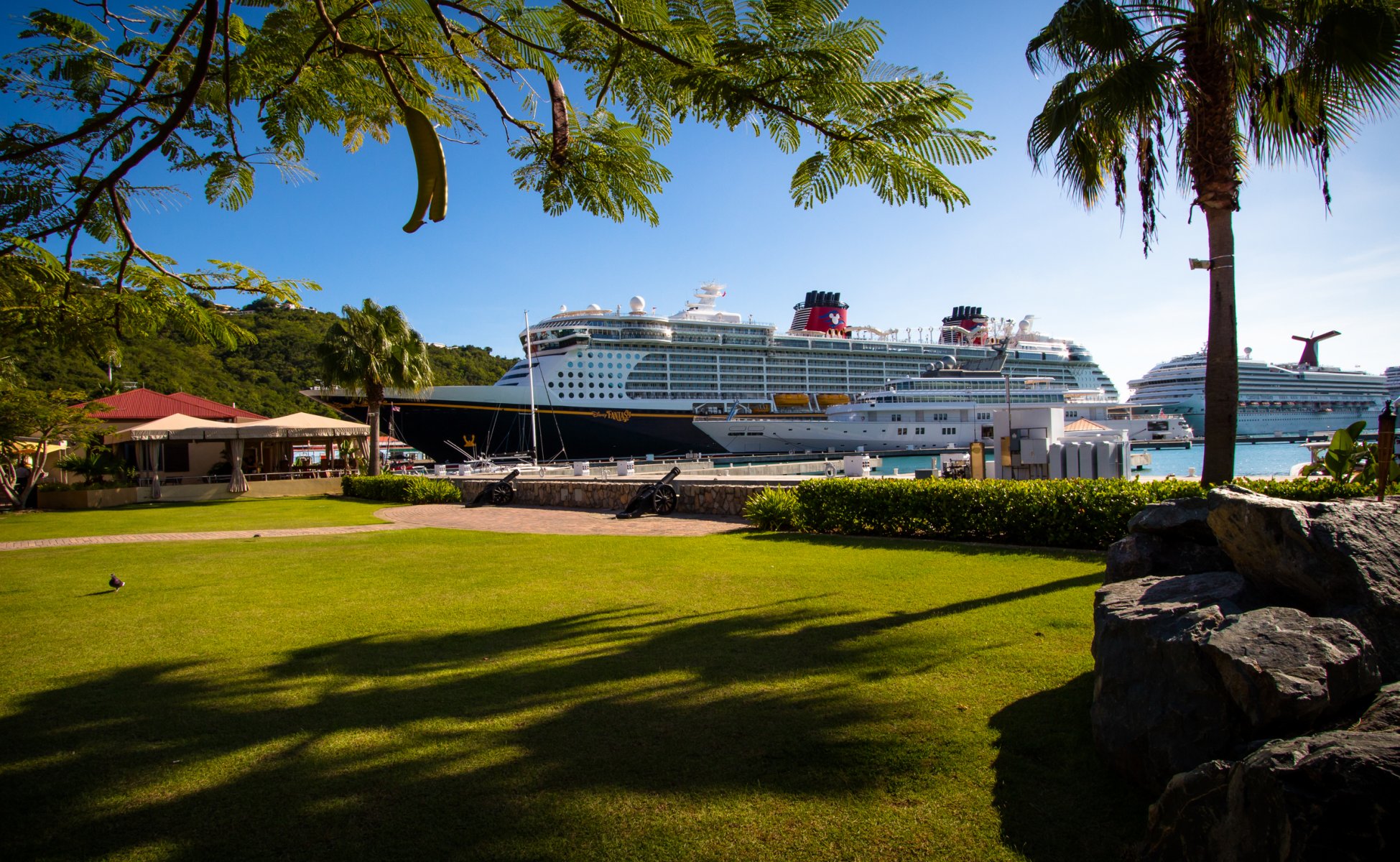 karibik st.thomas insel grande yachthafen yacht aufgehende sonne mega-yacht giga yacht kreuzfahrtschiff disney fantasy freiheit karneval