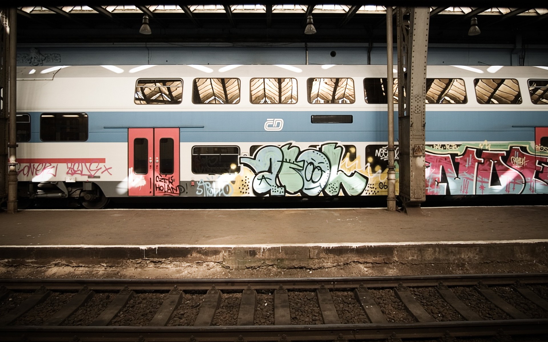 treno auto graffiti