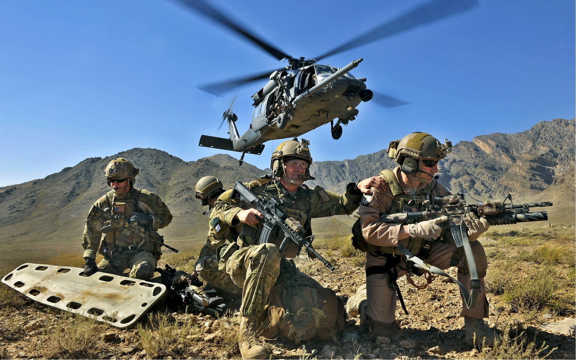 soldados armas helicóptero cielo montañas combatientes camilla aviación militar equipo militar