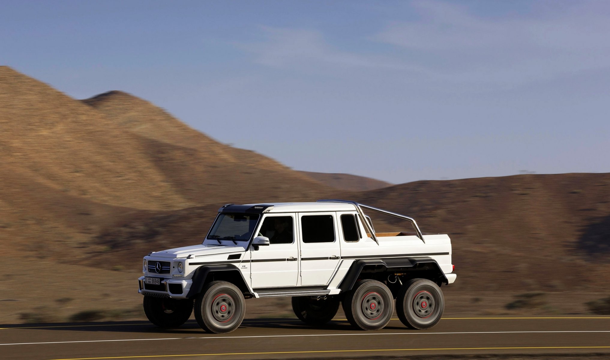 mercedes-benz g63 amg 6x6 auto blanc vue latérale en mouvement jour suv