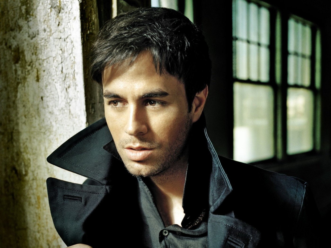 manteau noir enrique iglesias chanteur mur photo regard visage fenêtre cheveux brunet yeux portrait