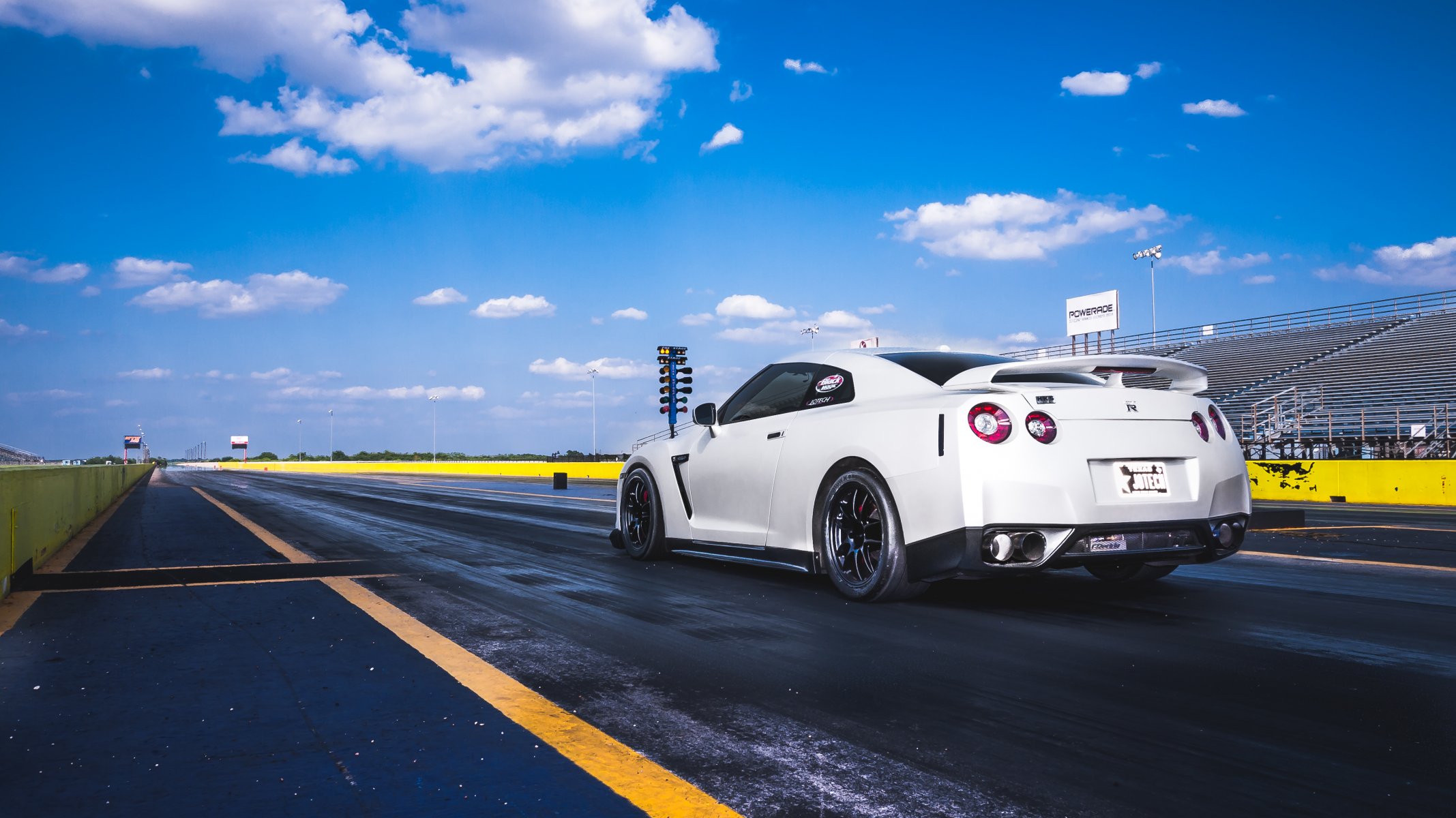 nissan gt-r r35 nissan skyline biały tor start